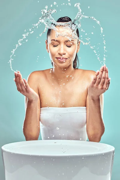 Roztrzaskała Sobie Drogę Czystości Młoda Kobieta Myje Twarz Rozbryzguje Wodę — Zdjęcie stockowe