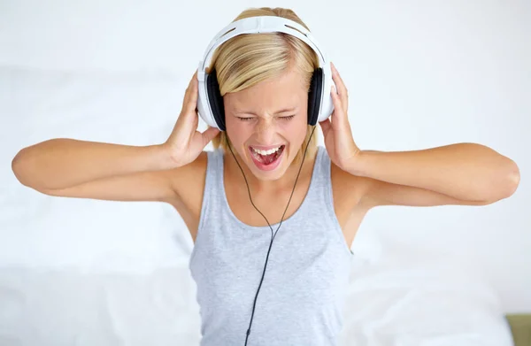 Пели Вместе Молодая Женщина Слушает Музыку Наушниках — стоковое фото