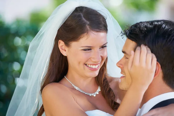 Comparten Amor Como Ningún Otro Una Pareja Recién Casada Celebrando —  Fotos de Stock