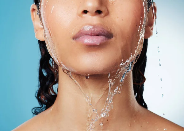 Cildinizin Her Zaman Neme Ihtiyacı Olacak Duş Alırken Mavi Arka — Stok fotoğraf