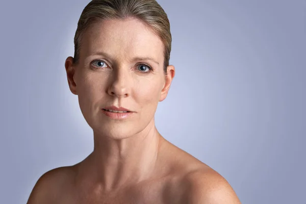 Twarz Piękno Portret Dojrzałej Kobiety Robiącej Kosmetyczną Pielęgnację Twarzy Odizolowanej — Zdjęcie stockowe