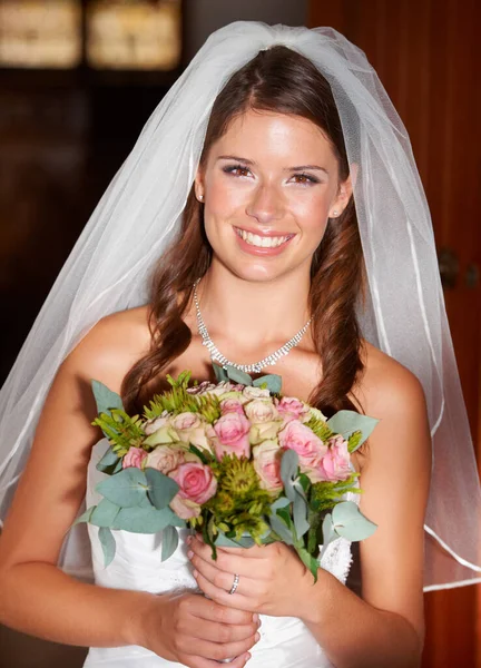 一个喜形于色的新娘的画像 婚礼当天 一个满脸通红的新娘拿着一束鲜花 — 图库照片