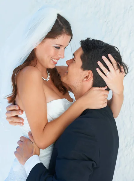 Elevado Pelo Amor Noivo Levantando Sua Linda Noiva Sorrindo Para — Fotografia de Stock