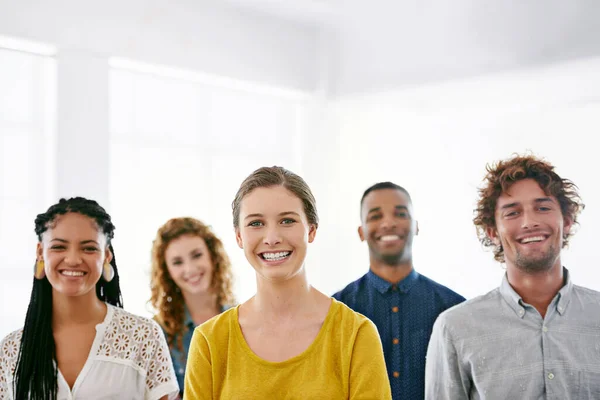 团体和员工带着微笑 形象和团队精神 具有伙伴关系 协作和多样性 女性领导 有管理才能 有技巧 多种族的快乐员工 — 图库照片