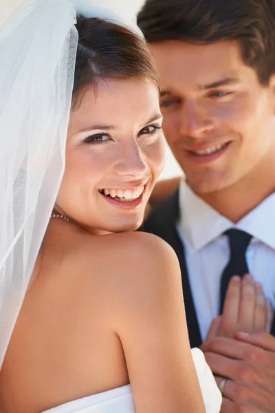 Legjobb Nap Életemben Egy Gyönyörű Menyasszony Néz Válla Fölé Mosolyog — Stock Fotó