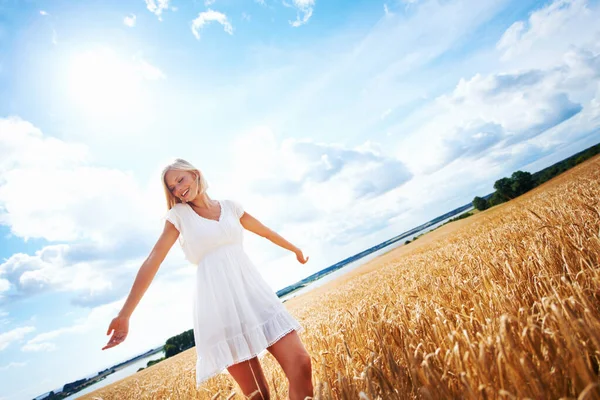Nikdy Jsem Necítila Svobodnější Šťastná Mladá Žena Procházející Pšeničným Polem — Stock fotografie