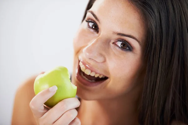 Cada Bocado Delicioso Retrato Una Joven Atractiva Comiendo Una Manzana — Foto de Stock