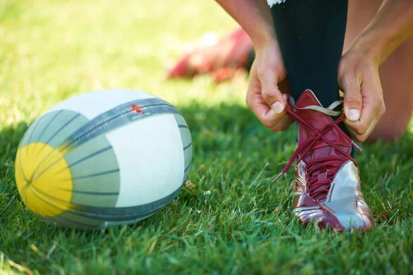Kazanmaya Geldik Bir Ragbi Oyuncusunun Bağcıklarını Topun Yanına Bağlarken Yakın — Stok fotoğraf
