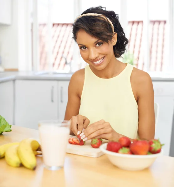 Strawberries Make Best Smoothies Portrait Young Woman Slicing Fruit Kitchen — Stock Photo, Image