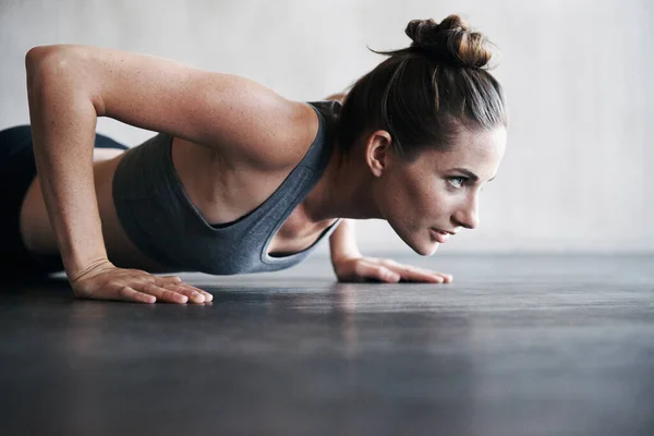 Fitness Push Vrouw Een Vloer Voor Training Cardio Uithoudingsvermogen Sportschool — Stockfoto
