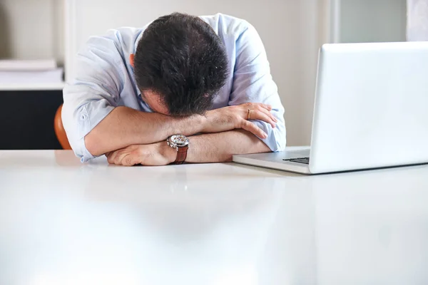 Estressado Homem Negócios Estressado Usando Laptop — Fotografia de Stock
