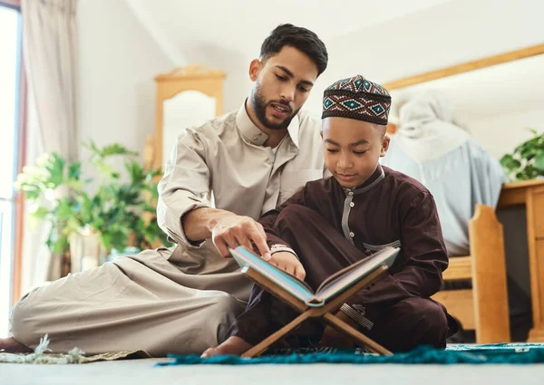Образование Достойно Восхищения Молодой Мусульманин Сын Читают Дома Гостиной — стоковое фото