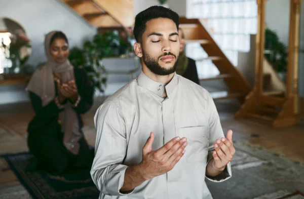 安静点一对年轻的穆斯林夫妇在家里的休息室里祈祷 — 图库照片