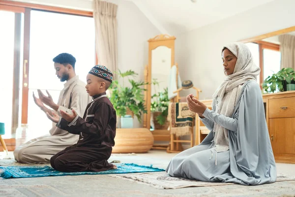 祝福你 一对年轻的穆斯林夫妇和他们的儿子在家里的休息室里祈祷 — 图库照片