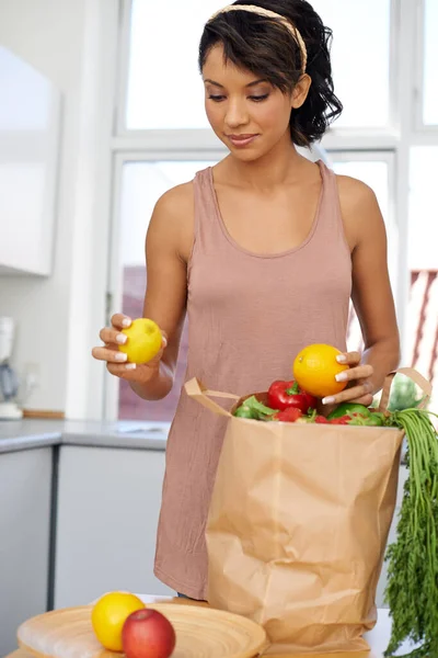 Opciones Saludables Una Mujer Joven Desempacando Una Bolsa Compras Productos — Foto de Stock