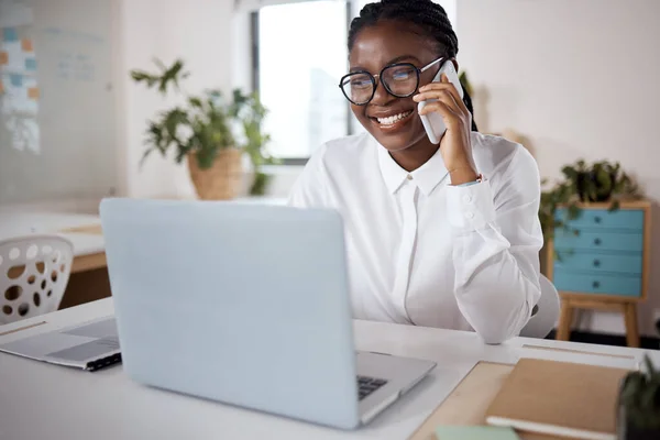 Holde Klienter Informert Ung Forretningskvinne Som Bruker Bærbar Smart Telefon – stockfoto