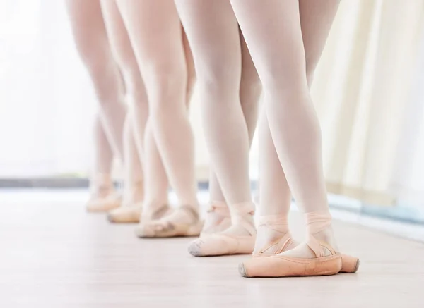 准备好了一生的演出 一群芭蕾舞演员穿着尖皮鞋在练习一种舞步 — 图库照片
