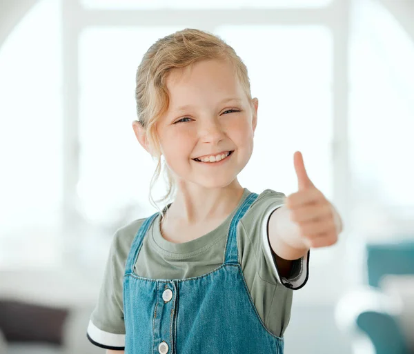 我喜欢呆在家里 一个可爱的小女孩独自站在家里 竖起大拇指 — 图库照片