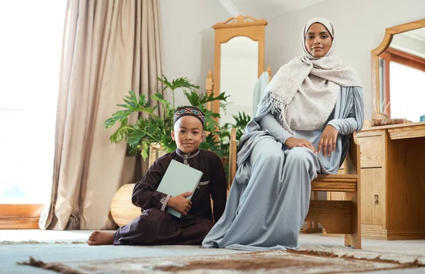 她播下了我生活所依赖的种子 一位年轻的穆斯林母亲和她的儿子呆在家里 — 图库照片