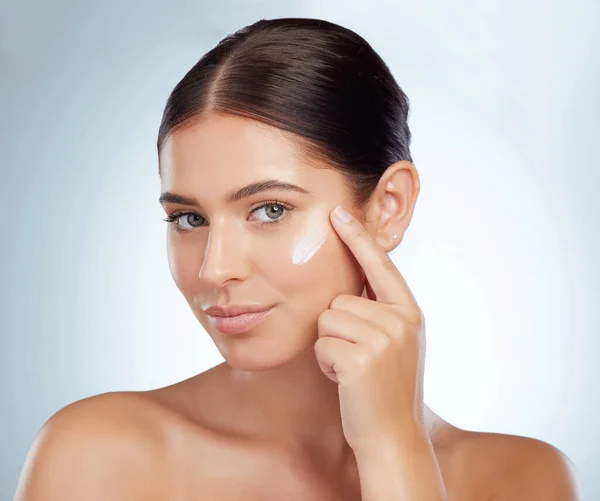 Portrait Beautiful Woman Applying Face Cream While Posing Copyspace Caucasian — стоковое фото