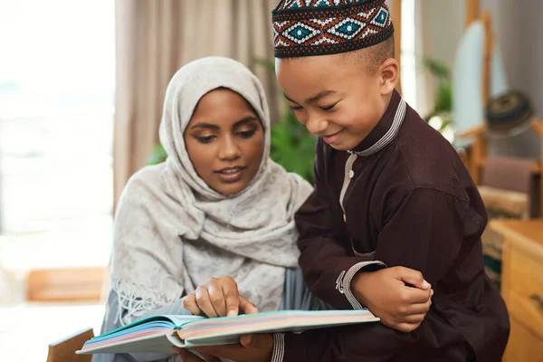 Madre Raíz Fundamento Una Joven Madre Musulmana Pasando Tiempo Con —  Fotos de Stock