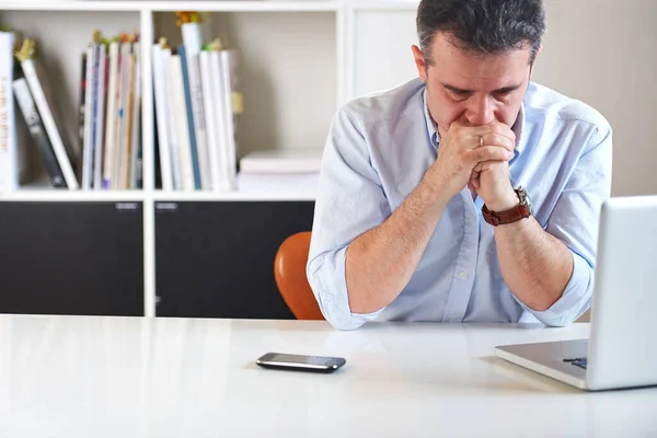 Stress Está Afectar Nos Homem Negócios Estressado Usando Laptop — Fotografia de Stock