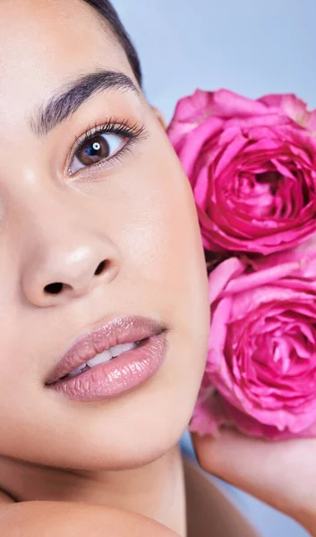 Studio Muotokuva Kaunis Sekarotuinen Nainen Poseeraa Kukka Nuori Latino Käyttäen — kuvapankkivalokuva