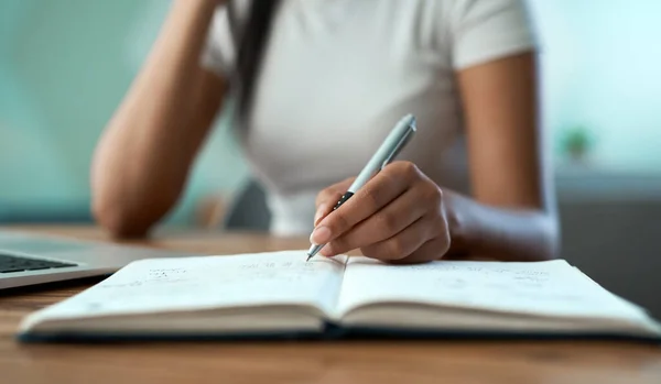 Planeando Día Una Joven Escribiendo Cuaderno Casa — Foto de Stock