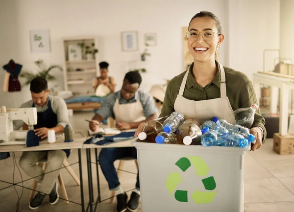 快乐的女裁缝拿着一桶回收的塑料瓶 混合式比赛设计师持有可回收塑料瓶的垃圾桶 年轻的裁缝从工作室回收塑料瓶 — 图库照片