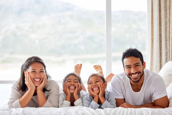 家庭で質の良い家族の時間を楽しむ4人の幸せな家族 — ストック写真