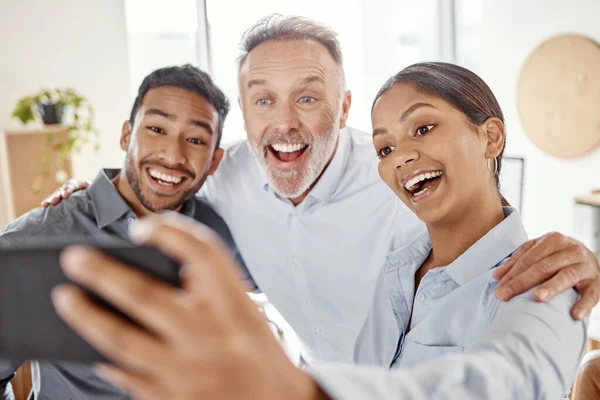 Dünyanın Mutlu Bürosu Modern Bir Ofiste Selfie Çeken Bir Grup — Stok fotoğraf