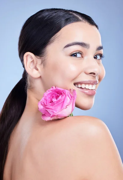 Studio Muotokuva Kaunis Sekarotuinen Nainen Poseeraa Kukka Nuori Latino Käyttäen — kuvapankkivalokuva