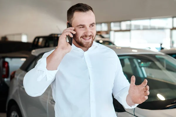 Have Car You Wanted Stock Car Salesman Using His Smartphone — Stock Photo, Image