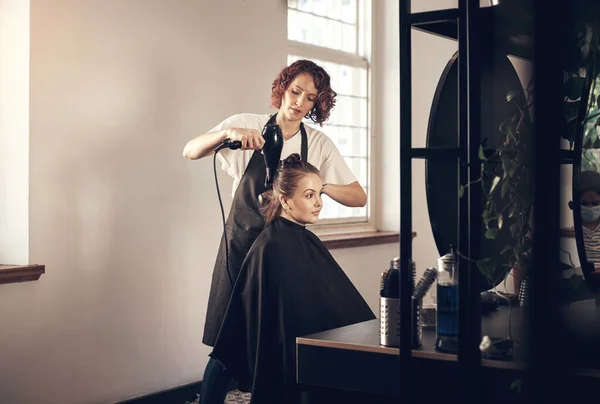 Back Because Got Many Compliments Last Appointment Woman Blowdrying Her — Stock Photo, Image