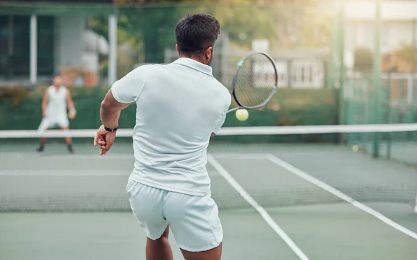 Два Теннисиста Держат Ракетки Играют Корт Задний Вид Неизвестной Команды — стоковое фото