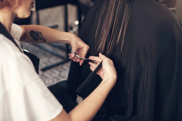 Kuaförlük Bir Değil Bir Zanaat Bir Kuaför Kuaförde Müşterinin Saçını — Stok fotoğraf