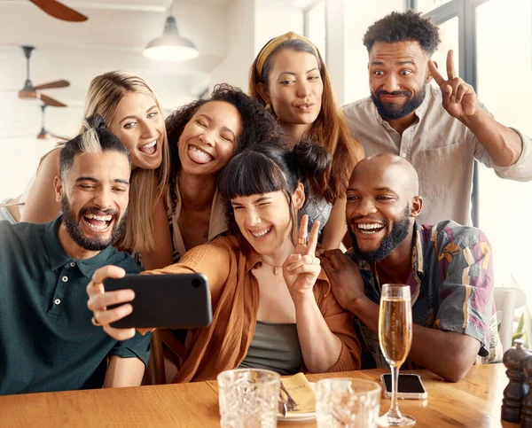 Melhor Dos Tempos Grupo Jovens Amigos Tirando Selfies Juntos Restaurante — Fotografia de Stock