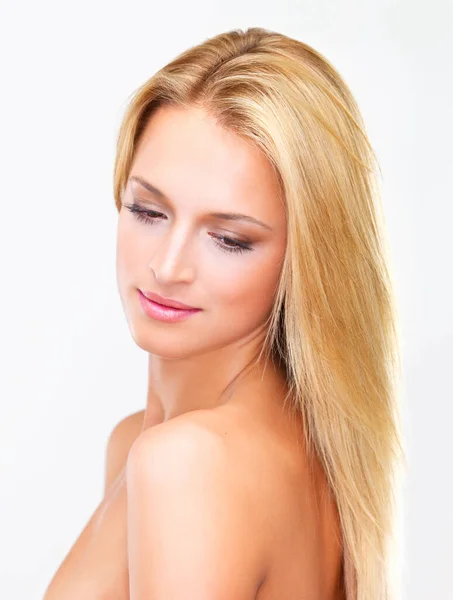 Lugn Utstrålning Naturligt Vacker Blond Kvinna Med Felfri Hud Stirrar — Stockfoto