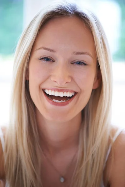 Przezabawne Słodka Młoda Kobieta Patrzy Ciebie Śmieje Się Szczęśliwie — Zdjęcie stockowe