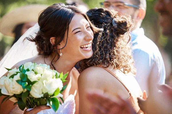 美しいスタイリッシュな花嫁の挨拶や友人や家族との交流 結婚式の日に花嫁を祝福するゲスト — ストック写真