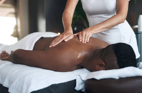 Cada Toque Relaxa Corpo Jovem Recebendo Uma Massagem Nas Costas — Fotografia de Stock