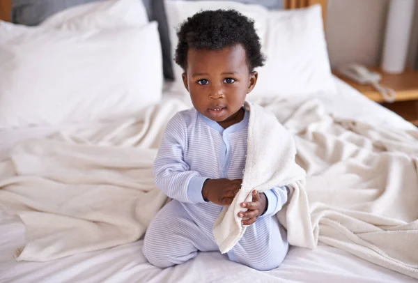 Feliz Retrato Bebê Com Cobertor Cama Acordando Brincando Sua Casa — Fotografia de Stock