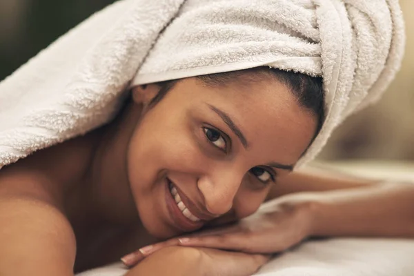 Wspaniałe Miejsce Życia Młoda Kobieta Uśmiechnięta Podczas Leżenia Łóżku Masażu — Zdjęcie stockowe