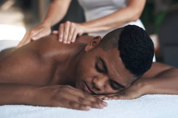 Comfortabel Zorgeloos Een Jonge Man Krijgt Een Rug Massage Een — Stockfoto