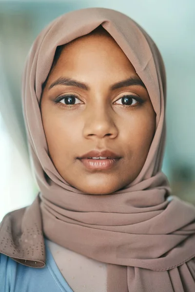 Hon Litar Allah Leenden Utan Rädsla Ung Muslimsk Kvinna Som — Stockfoto