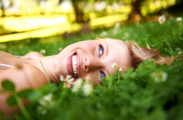 Cloud Spotting Attractive Young Woman Lying Grass Laughing — Stock Photo, Image