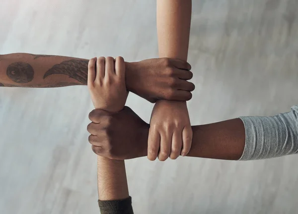 Nos Hacemos Responsables Uno Otro Grupo Personas Irreconocibles Sosteniéndose Las — Foto de Stock