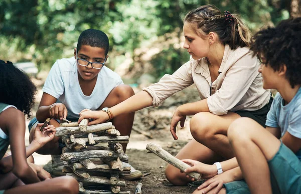 Budování Přátelství Učení Novým Dovednostem Skupina Teenagerů Kteří Letním Táboře — Stock fotografie