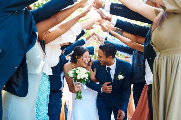 Esküvői Vendégek Alkotnak Egy Alagutat Kezüket Mint Újdonsült Házaspár Séta — Stock Fotó