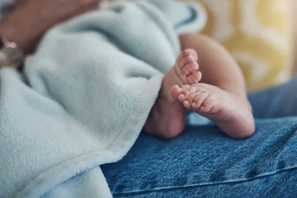 とても小さく とても甘く 愛らしい小さな赤ちゃんの足 自宅のソファで赤ん坊と一緒にリラックスしている無名の女性は — ストック写真